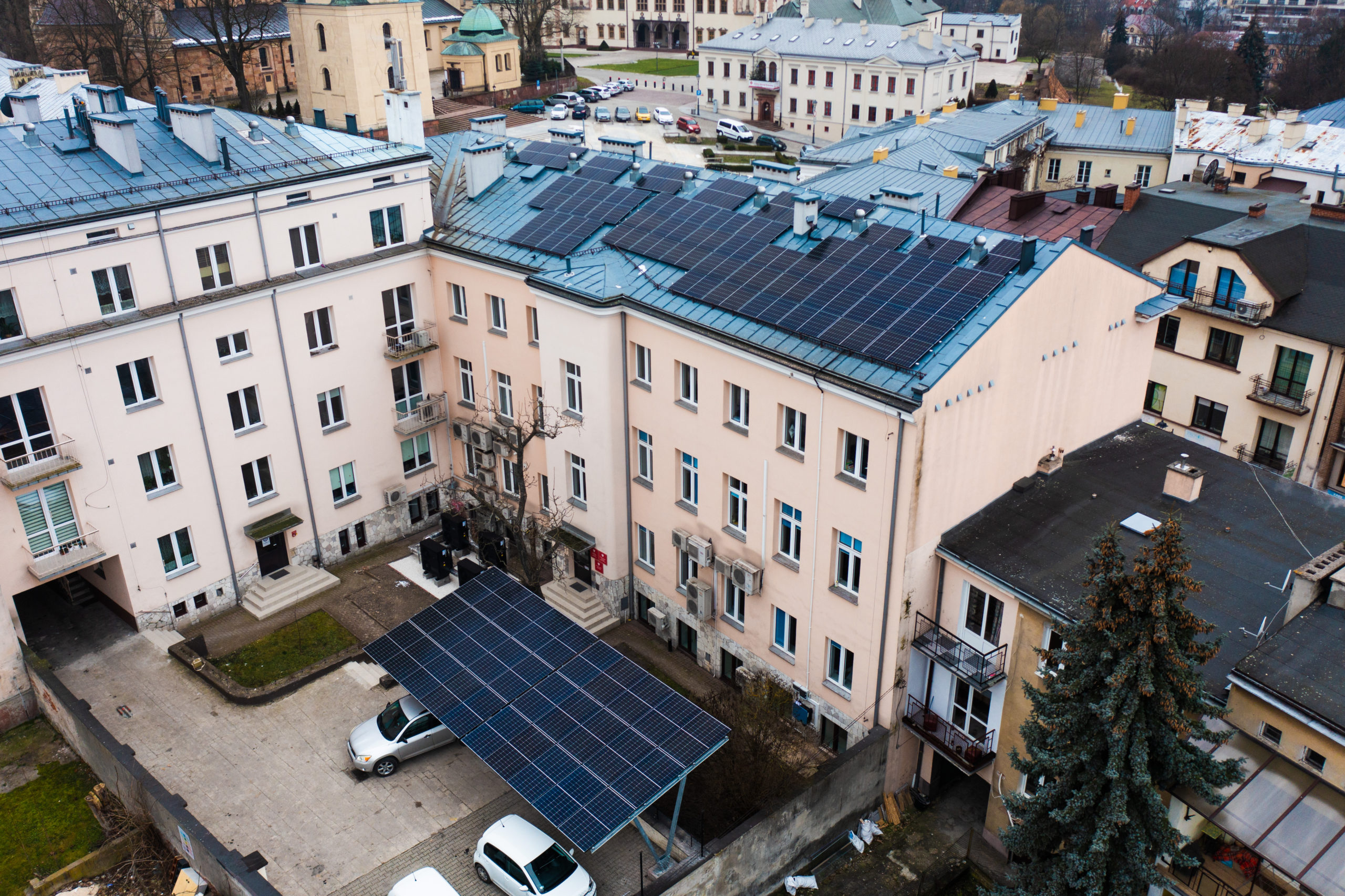 Instalacja fotowoltaiczna na dachu budynku oraz carport wraz z kaskadą 4 pomp ciepła.